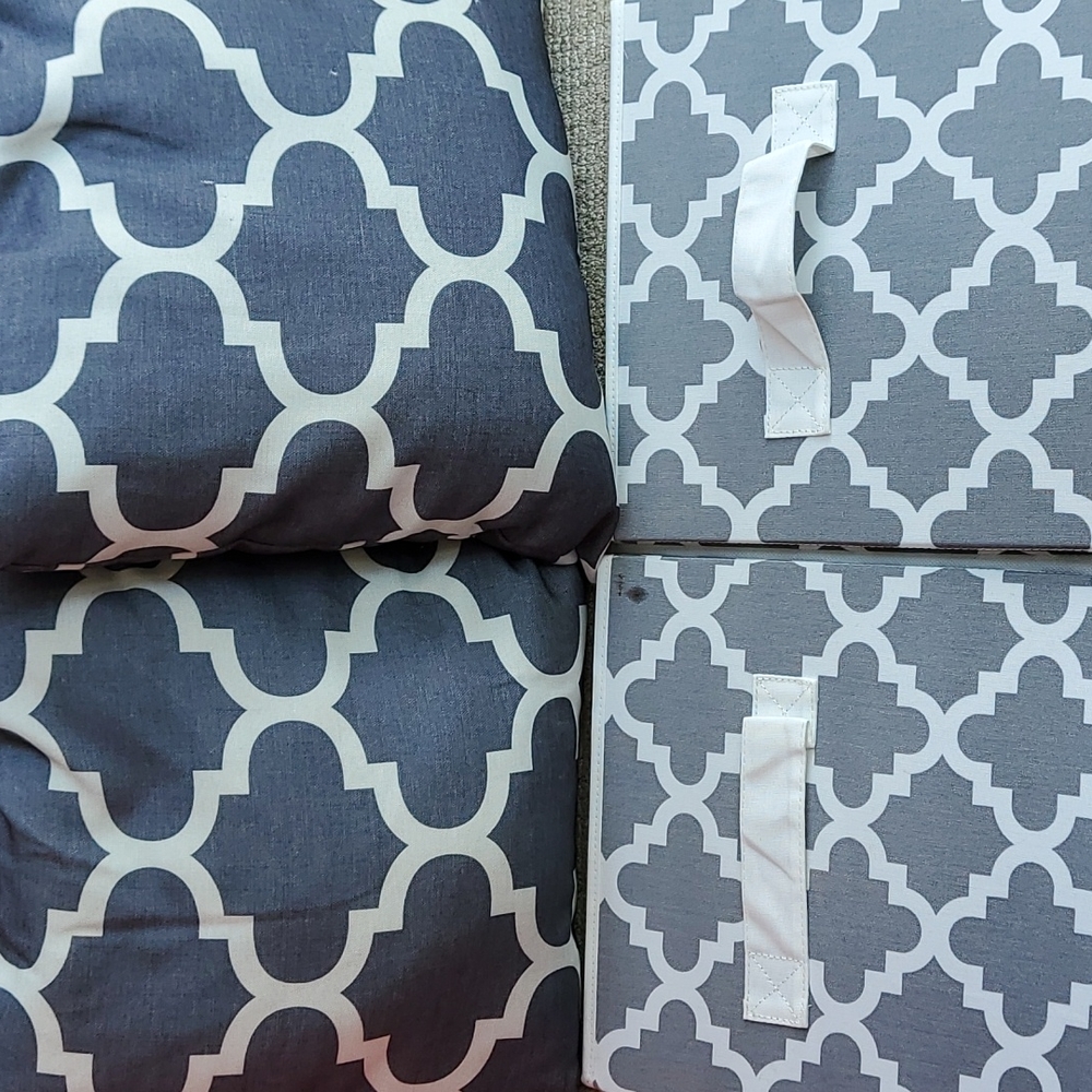 2 large storage cubes and 2 pillows